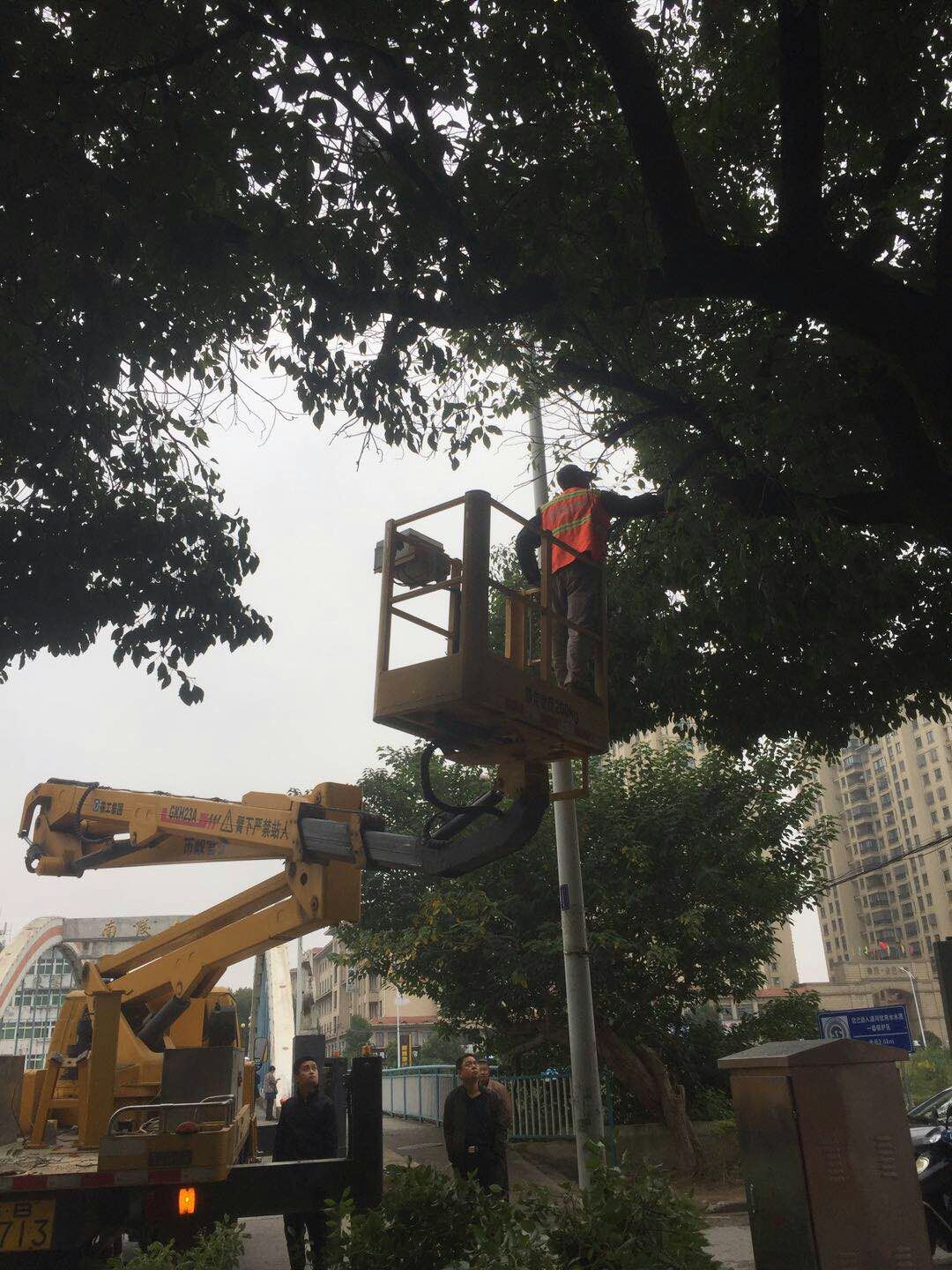 近日，我公司根據(jù)南陵縣市政園林所通知，組織安排人員車輛協(xié)助市政園林所路燈科修剪陵陽路兩側(cè)遮擋路燈照明的樹枝。此項工作持續(xù)了三天，消除了因路燈光照不足帶來的夜間通行安全隱患問題，受到沿線居民一致好評。